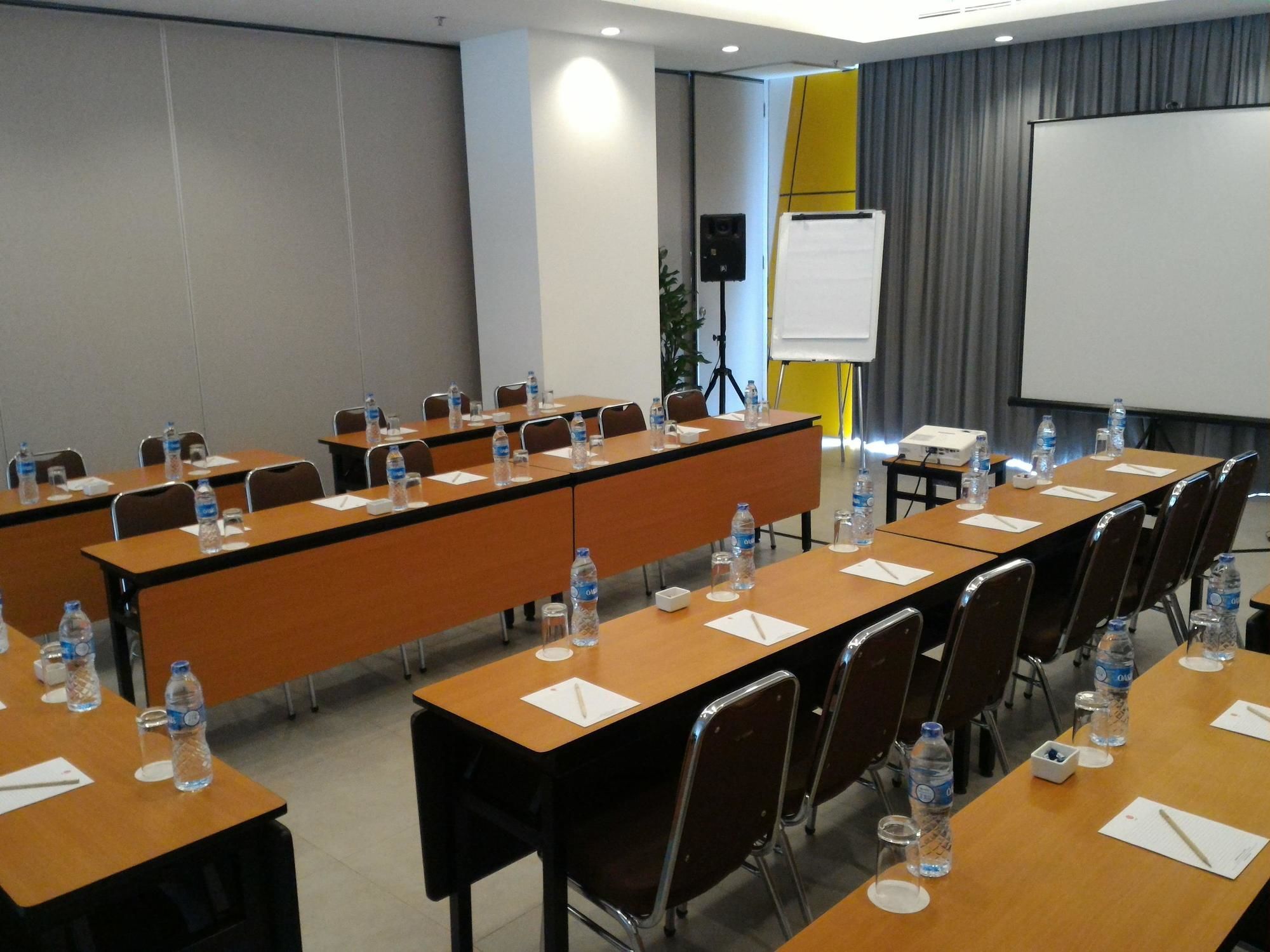 ג'קרטה Townhouse Oak Jp Hotel מראה חיצוני תמונה